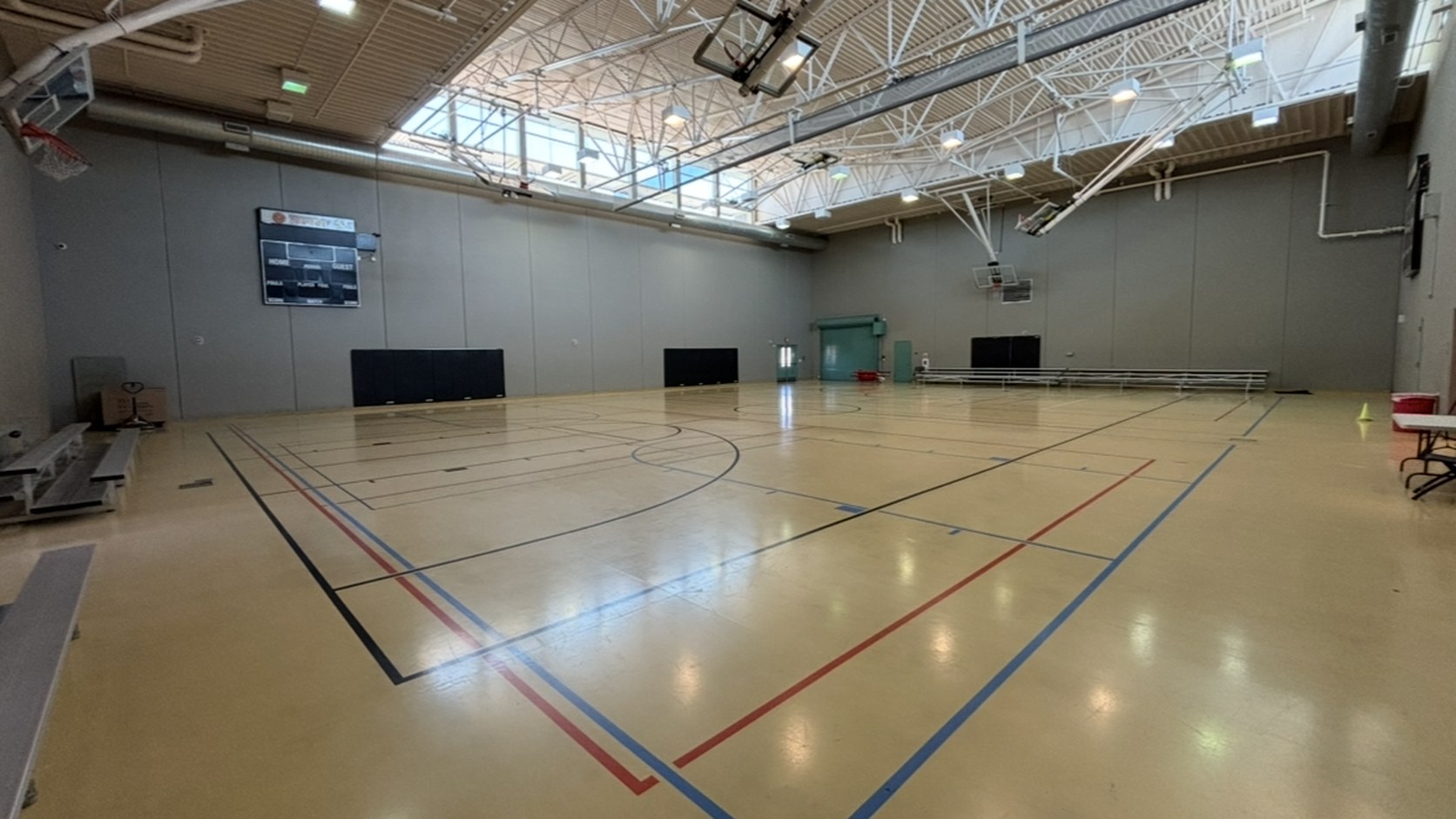 クラーク郡営Whitney Recreation Centerの体育館。郡の12施設は設備もプログラムも一律ではない(撮影:YO-MIDOKORO、2026年7月28日)