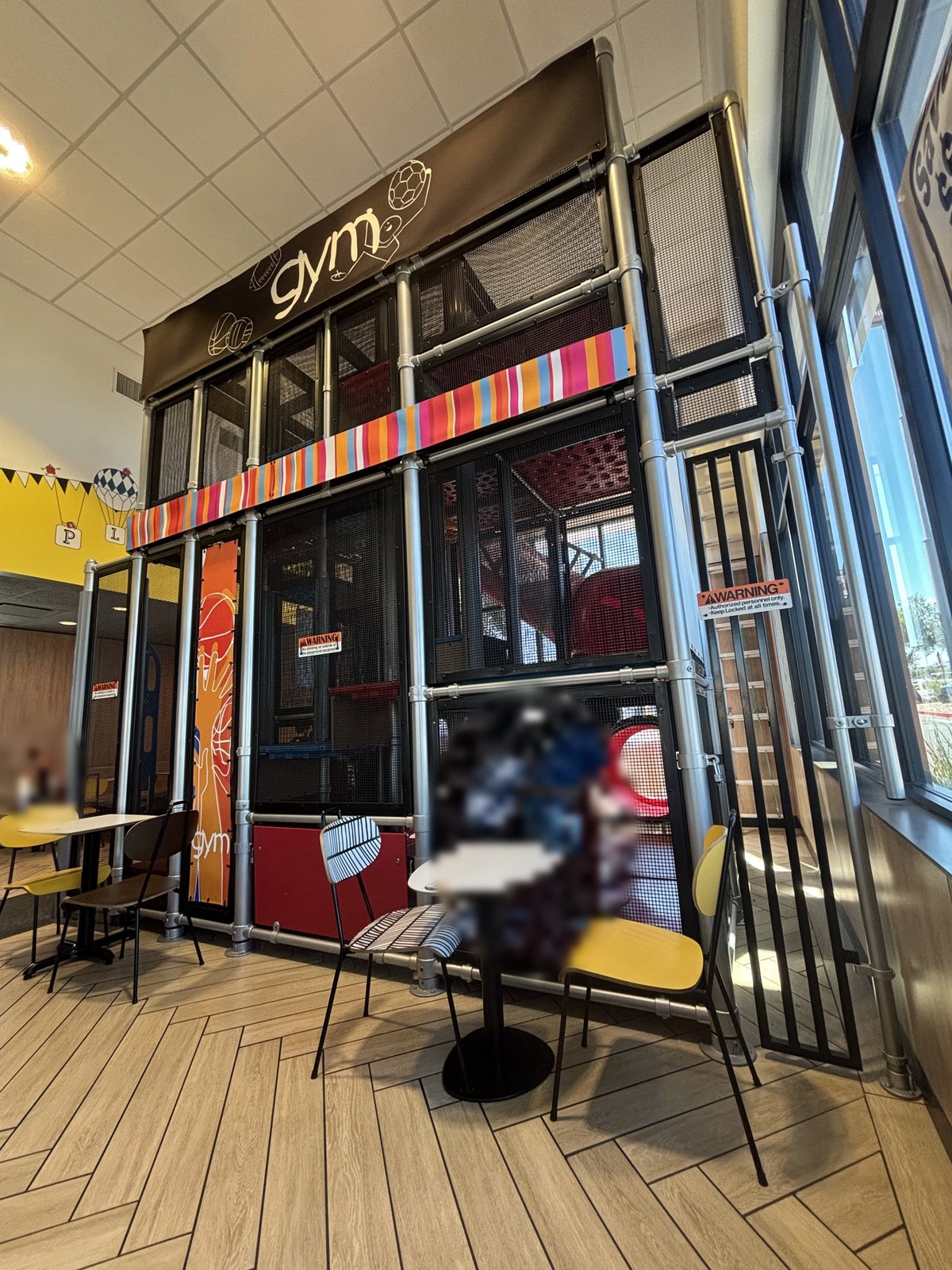 310 N Boulder Hwy店のPlayPlace。ネットで囲われた2層の立体遊具と、筒状のトンネル（撮影：YO-MIDOKORO、2026年7月31日。人物はぼかしています）