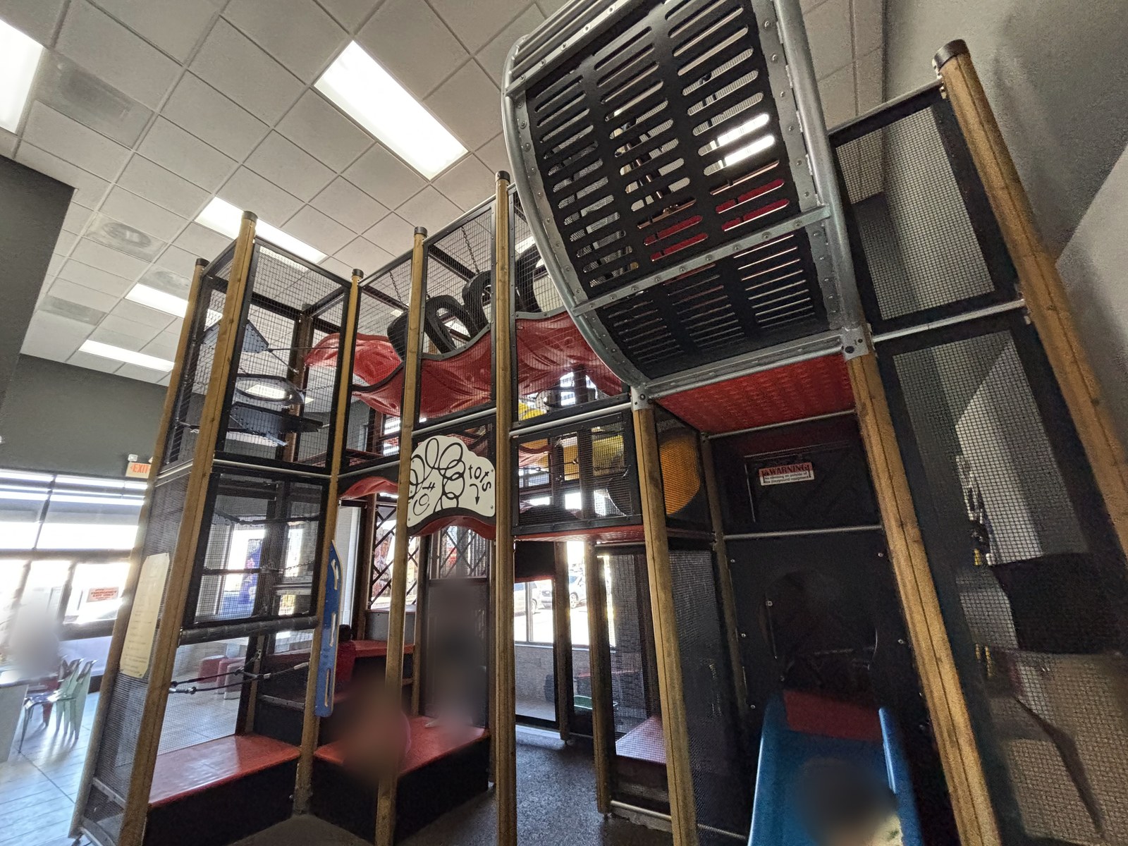 別の角度から見た601 N Stephanie店のPlayPlace。複数階層の足場と、頭上に張り出したトンネル状の遊具（撮影：YO-MIDOKORO、2026年7月30日。人物はぼかしています）