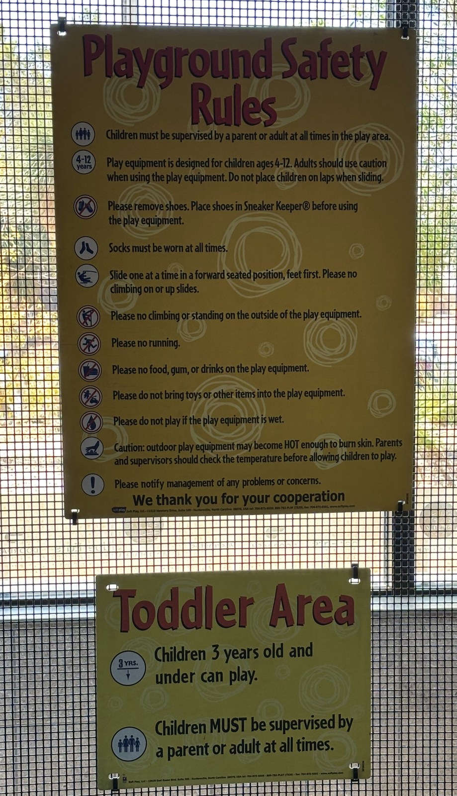701 E Horizon店の遊具に掲示されたPlayground Safety RulesとToddler Areaの案内