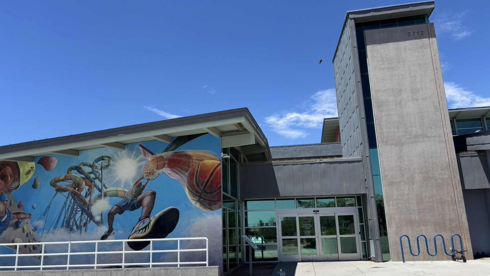 Whitney Recreation Center(5712 E. Missouri Ave.)。壁画のある建物が本館で、右奥の塔は屋外ウォーターパーク側(撮影:YO-MIDOKORO、2026年7月28日)
